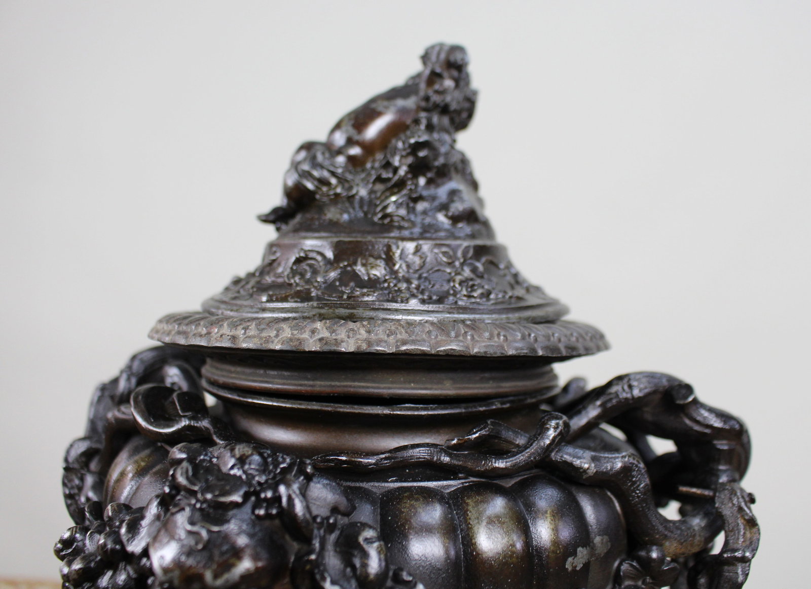 Pair of French Bronzed Spelter Urns with Bacchic Masks and Putti, Circa 1880 - 19