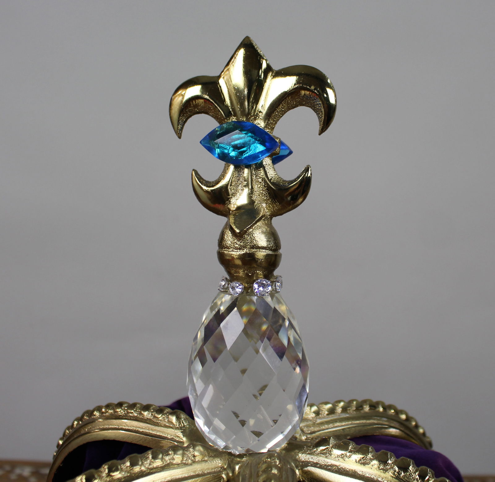 Pair of Decorative Crown Coronet Lamps with Marble Bases - 4