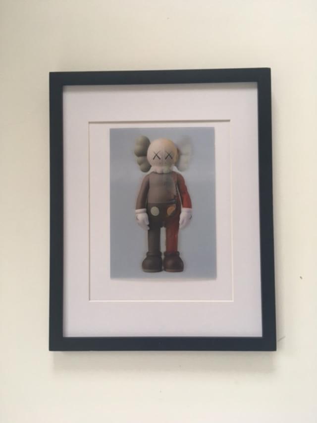 Kaws (b.1974) Import, 3D Lenticular Image Flayed Companion In Brown, Exhibition At NGV, Framed, 2... - 17