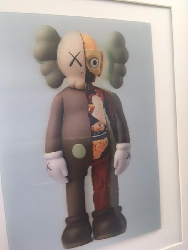 Kaws (b.1974) Import, 3D Lenticular Image Flayed Companion In Brown, Exhibition At NGV, Framed, 2... - 4
