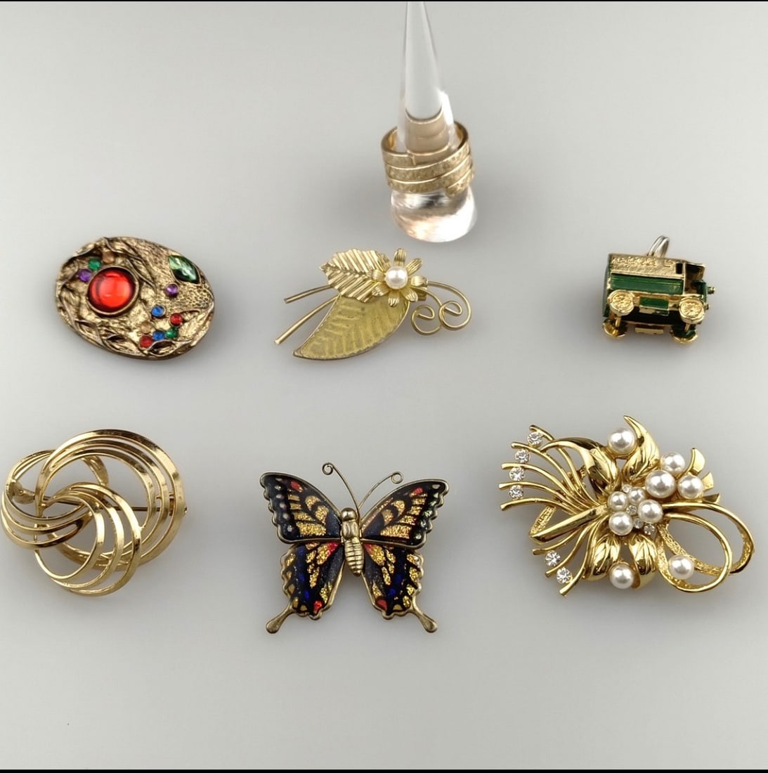 Vintage Jewellery: Title: Vintage Jewellery Description: 5 brooches 1 spiral ring ( diameter 19.5, UK -Q, /PUS-8) 1 small delivery trailer with “Harrods LT,“ lettering ( ca. 2 x 3 cm) metal , various shape,