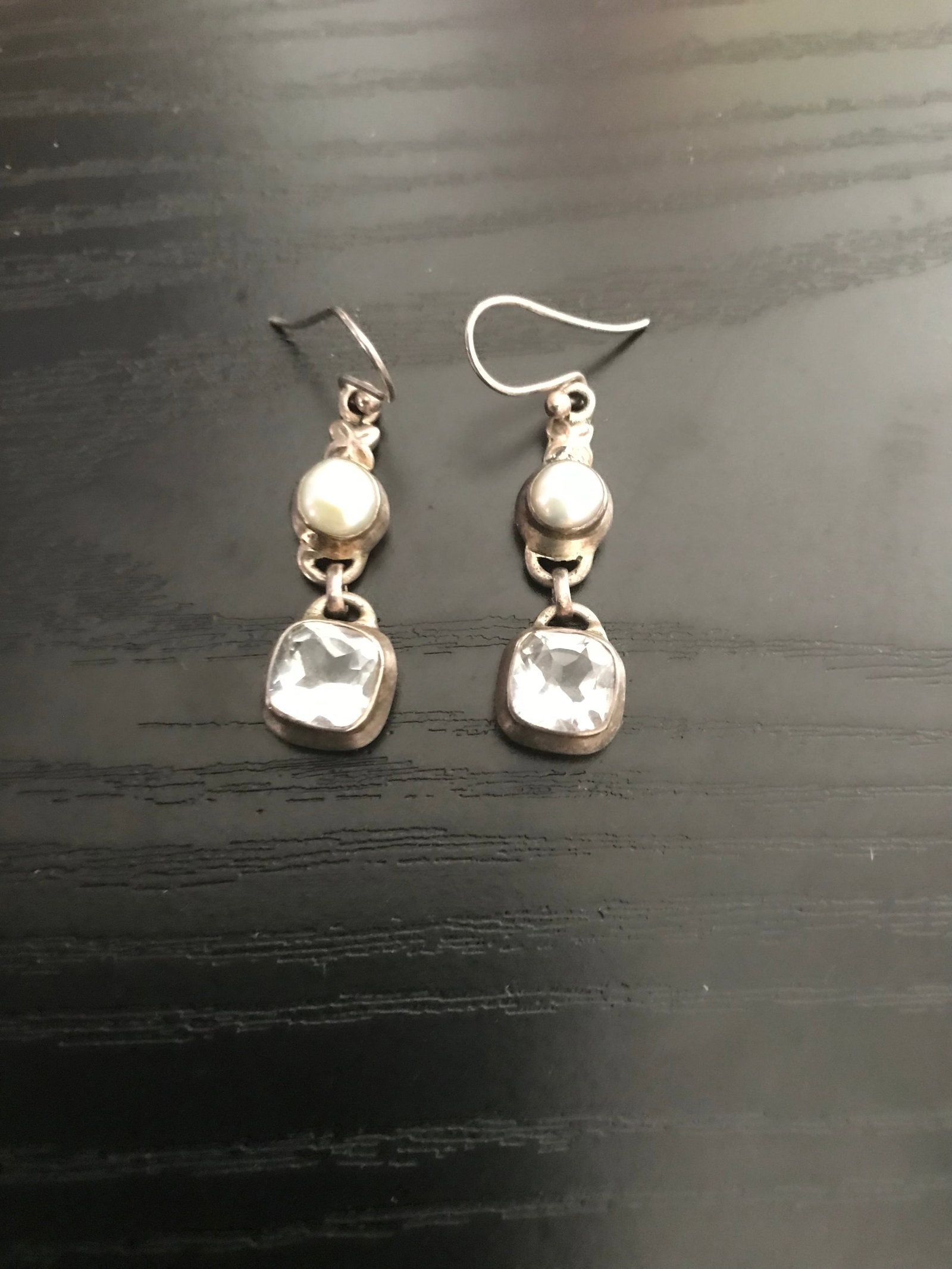 Vintage 925 Sterling Silver Clear Quartz and Pearl Drop Earrings: Title: Vintage 925 Sterling Silver Clear Quartz and Pearl Drop Earrings Description: Vintage drop earrings with two square clear quartz cushion cut style and two pearls. For pierced ears.