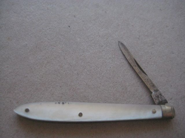 Victorian Mother of Pearl Hafted Steel Bladed Folding Fruit Knife, c1900: Title: Victorian Mother of Pearl Hafted Steel Bladed Folding Fruit Knife, c1900 Description: Victorian Mother of Pearl Hafted Steel Bladed Folding Fruit Knife. Dates to around 1900