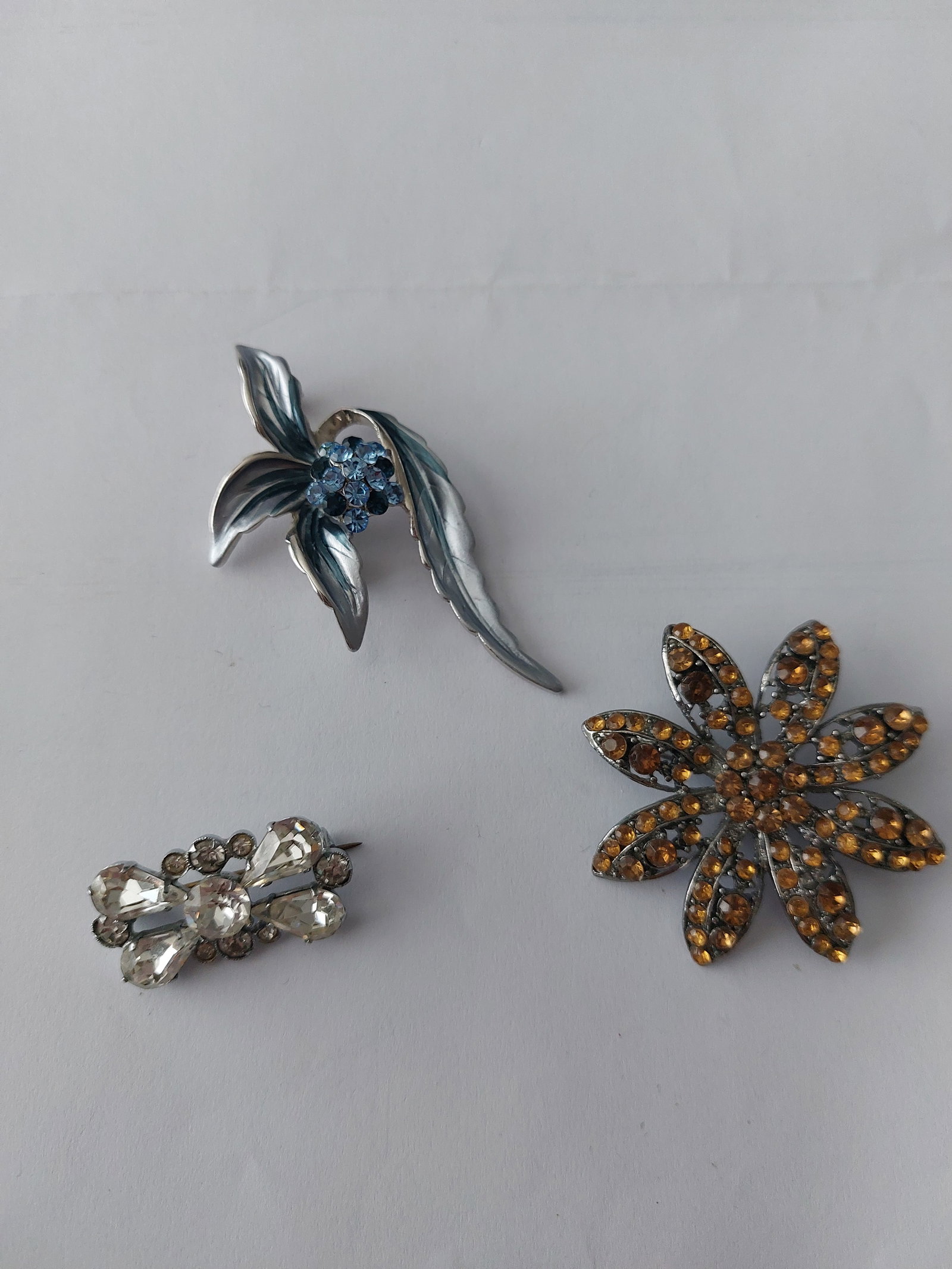 Vintage Brooches x 3: Title: Vintage Brooches x 3 Description: Gorgeous vintage brooches Condition: Used Delivery option: Collection & Delivery Location: ME13 Category: Collectables