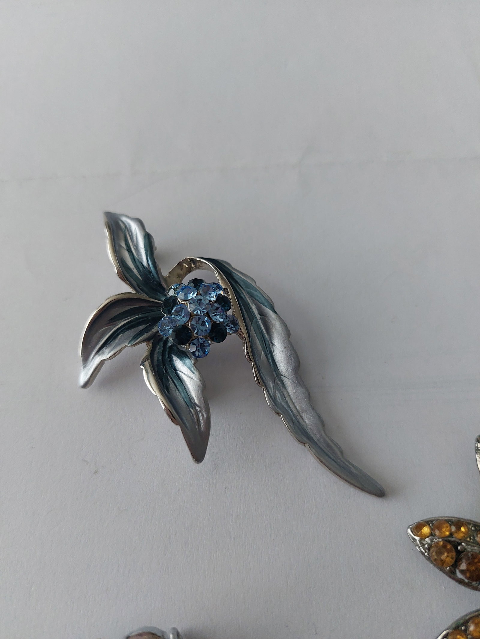 Vintage Brooches x 3 - 4