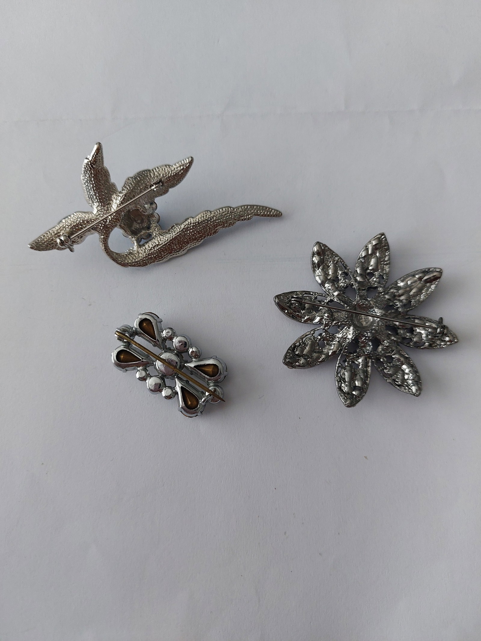 Vintage Brooches x 3 - 9