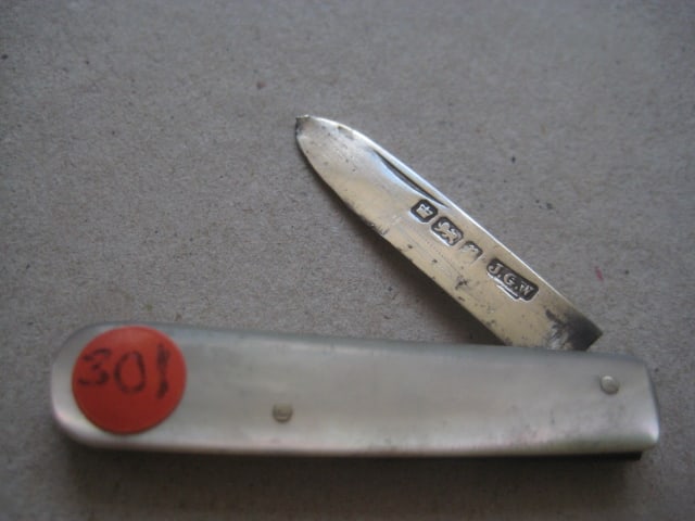 George V Mother of Pearl Hafted Silver Bladed Folding Fruit Knife, Sheffield 1913: Title: George V Mother of Pearl Hafted Silver Bladed Folding Fruit Knife, Sheffield 1913 Description: George V Mother of Pearl Hafted Silver Bladed Folding Fruit Knife. Hallmarked
