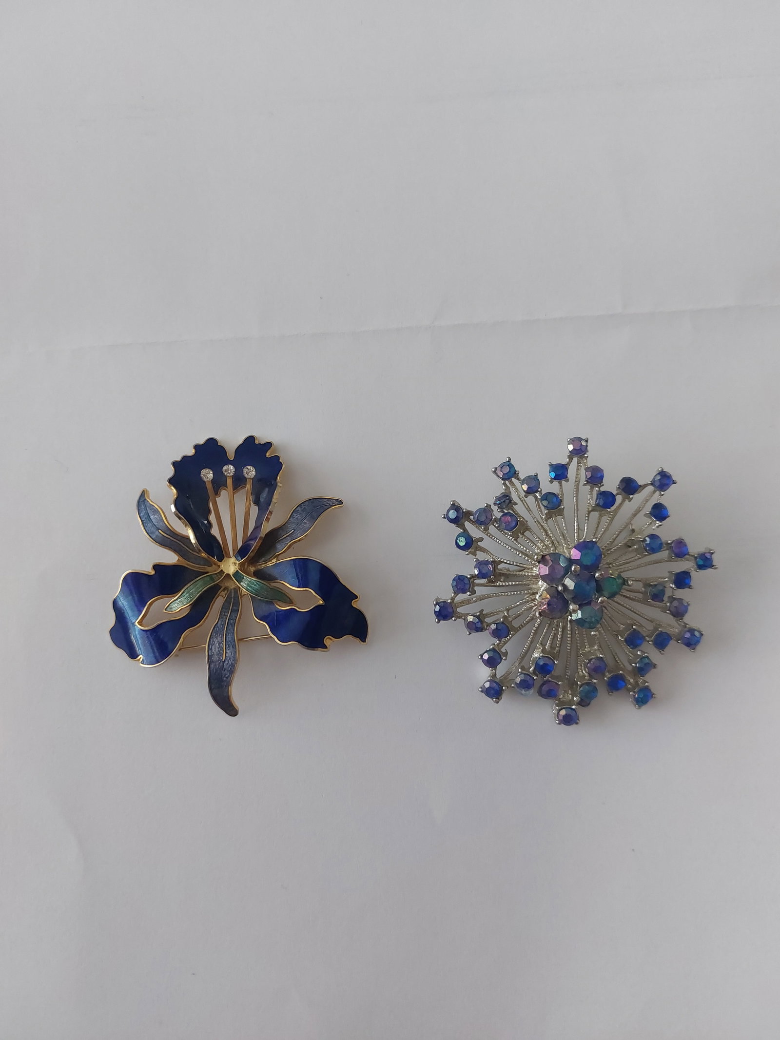 Two Vintage Brooches: Title: Two Vintage Brooches Description: Two pretty vintage brooches Condition: Used Delivery option: Collection & Delivery Location: ME13 Category: Collectables
