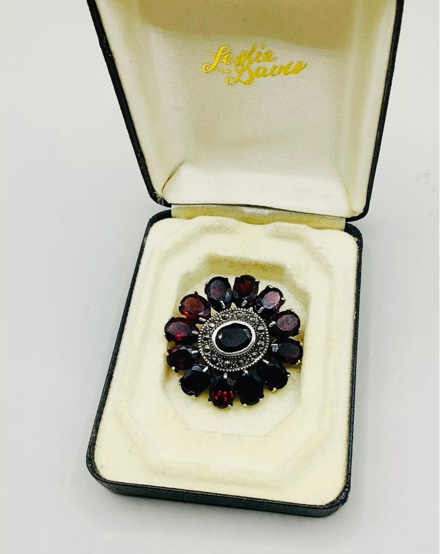 Large Antique Sterling Silver Red Wine Almandine Garnet Brooch/Pendant: Title: Large Antique Sterling Silver Red Wine Almandine Garnet Brooch/Pendant Description: Absolutely stunning Large Antique Victorian/Edwardian sterling silver oval red wine almandine faceted cut