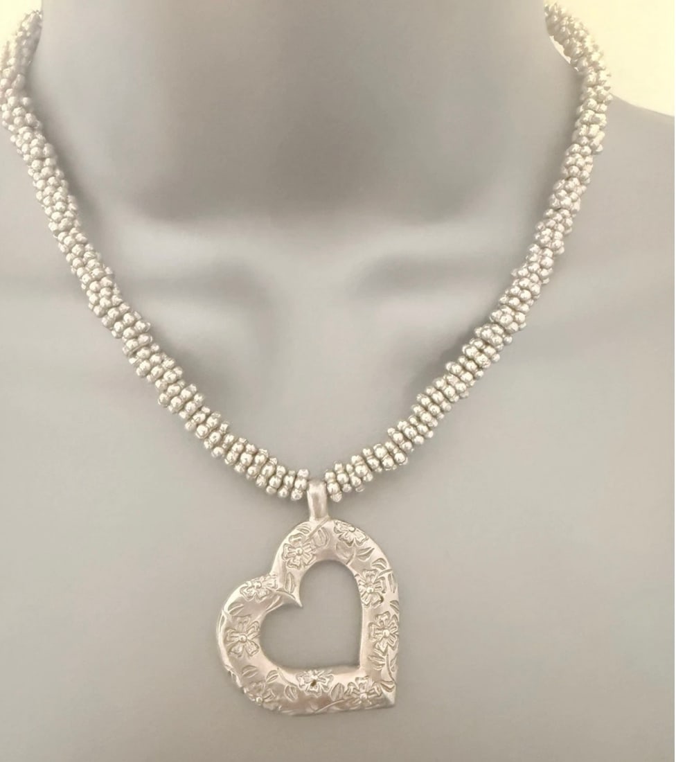 Rare Vintage Sterling Silver Heavy Chunky Open Heart Dower & Hall Necklace 70.1g: Title: Rare Vintage Sterling Silver Heavy Chunky Open Heart Dower & Hall Necklace 70.1g Description: Stunning unique heavy Dower & Hall Large Open Heart Pendant Necklace Crafted from Sterling