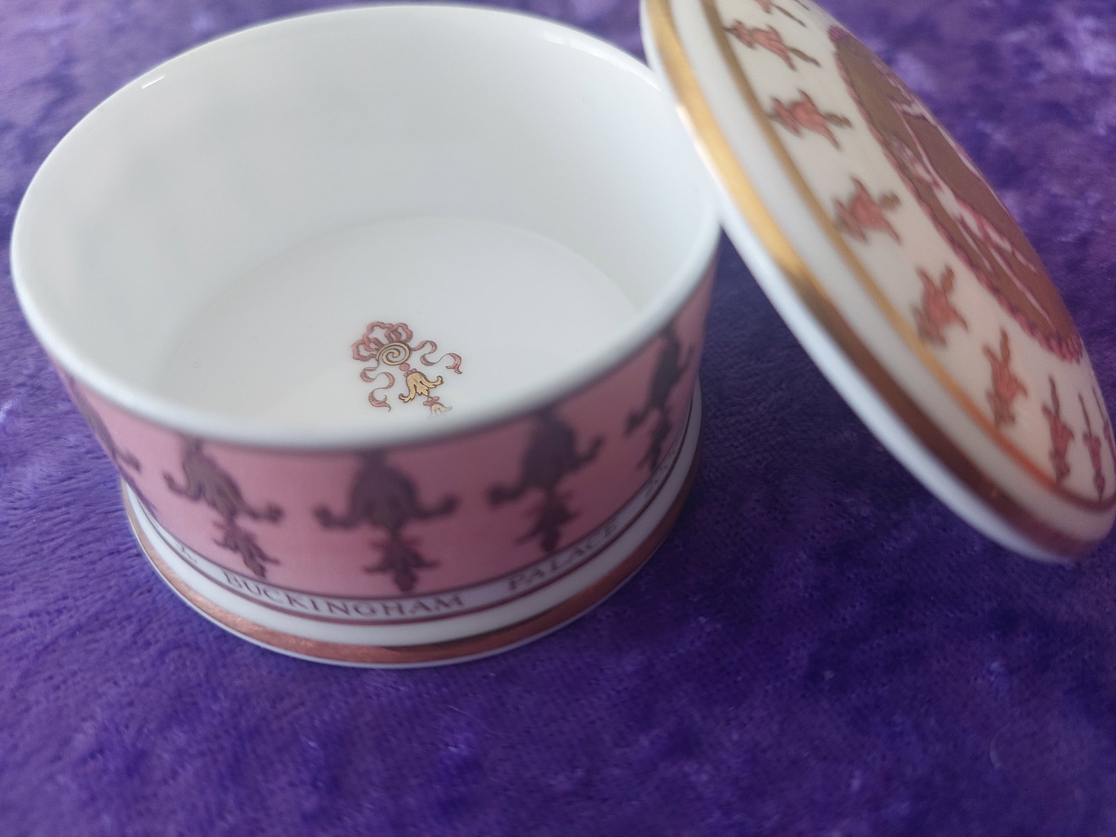 Buckingham Palace Pill Or Trinket Box Limited Edition - 8