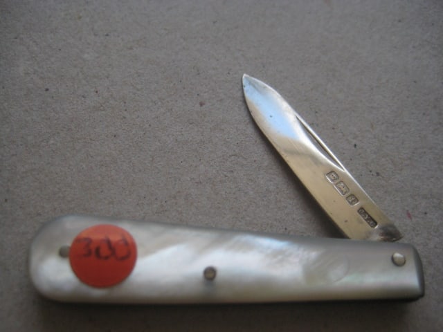 George V Mother of Pearl Hafted Silver Bladed Folding Fruit Knife, Sheffield 1911: Title: George V Mother of Pearl Hafted Silver Bladed Folding Fruit Knife, Sheffield 1911 Description: George V Mother of Pearl Hafted Silver Bladed Folding Fruit Knife. Hallmarked for