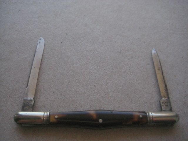 Vintage Twin Steel Bladed Folding Fruit Knife, c1920: Title: Vintage Twin Steel Bladed Folding Fruit Knife, c1920 Description: Vintage Twin Steel Bladed Folding Fruit Knife. Dates to around 1920. Length open is 4