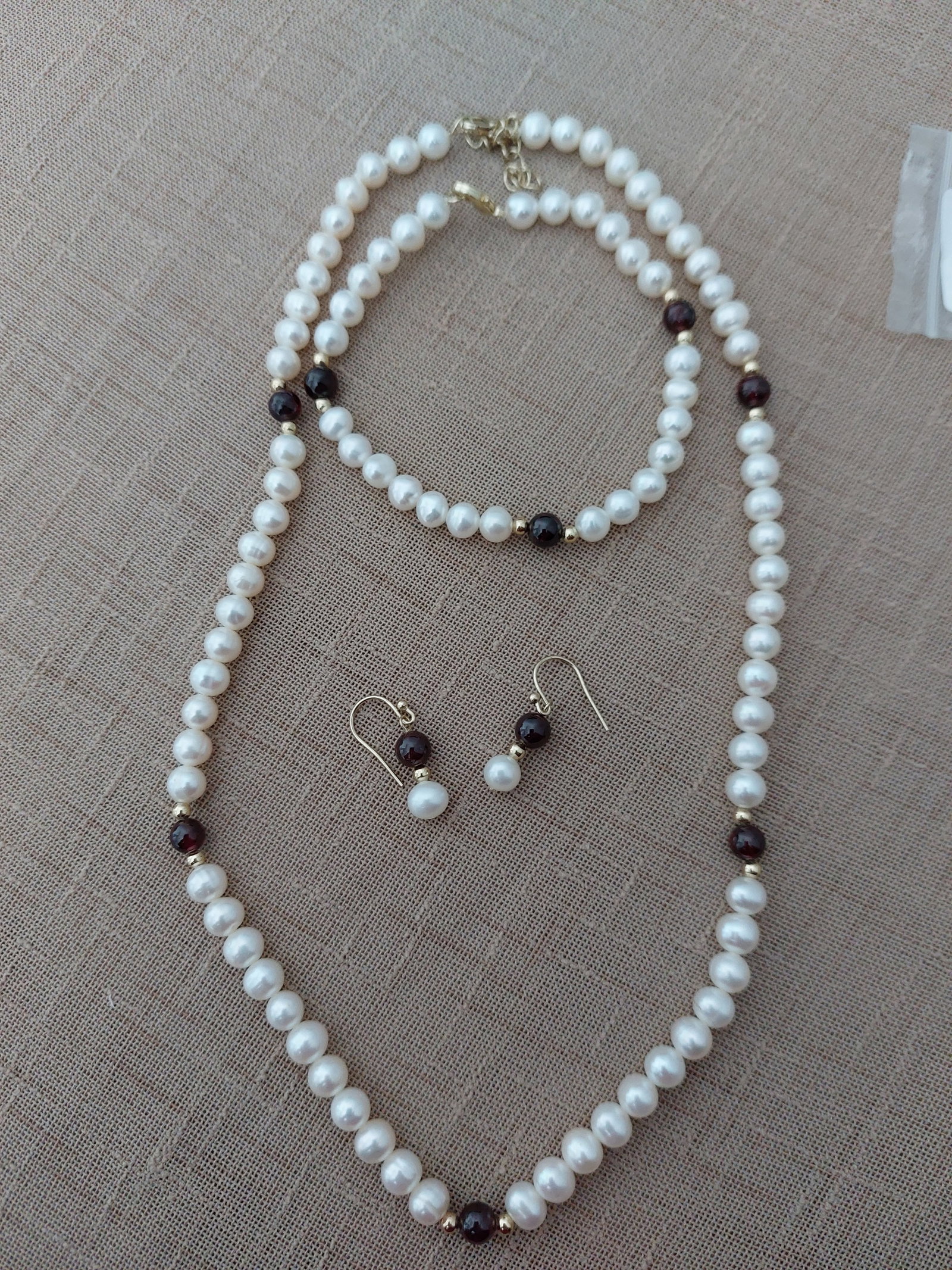 Pearl Necklace, Bracelet and Earrings Set. RRP £55.99. With Box: Title: Pearl Necklace, Bracelet and Earrings Set. RRP £55.99. With Box Description: 3 piece necklace, earrings and bracelet set. Faux pearls and beads. Very pretty and eleg