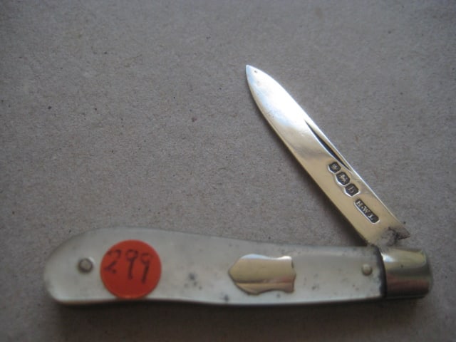 George V Mother of Pearl Hafted Silver Bladed Folding Fruit Knife, Sheffield 1919: Title: George V Mother of Pearl Hafted Silver Bladed Folding Fruit Knife, Sheffield 1919 Description: George V Mother of Pearl Hafted Silver Bladed Folding Fruit Knife. Hallmarked for