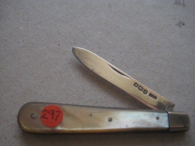 George V Mother of Pearl Hafted Silver Bladed Folding Fruit Knife, Sheffield 1918: Title: George V Mother of Pearl Hafted Silver Bladed Folding Fruit Knife, Sheffield 1918 Description: George V Mother of Pearl Hafted Silver Bladed Folding Fruit Knife. Hallmarked for