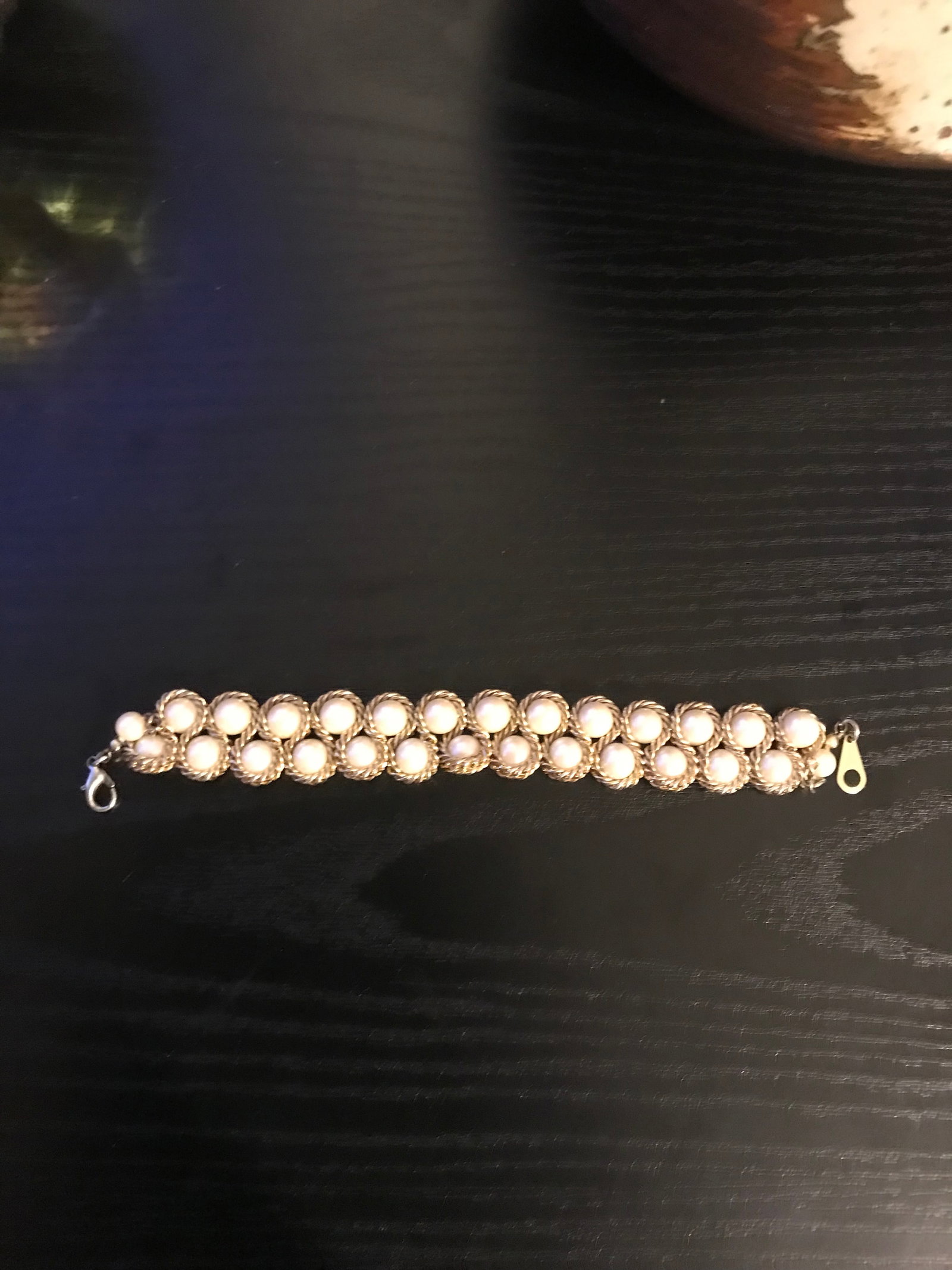 Faux Pearl Bracelet With Twisted Gold Tone Metal: Title: Faux Pearl Bracelet With Twisted Gold Tone Metal Description: Vintage faux Pearl and gold tone metal bracelet. Condition: Used Delivery option: Delivery Location: NW4 Category:
