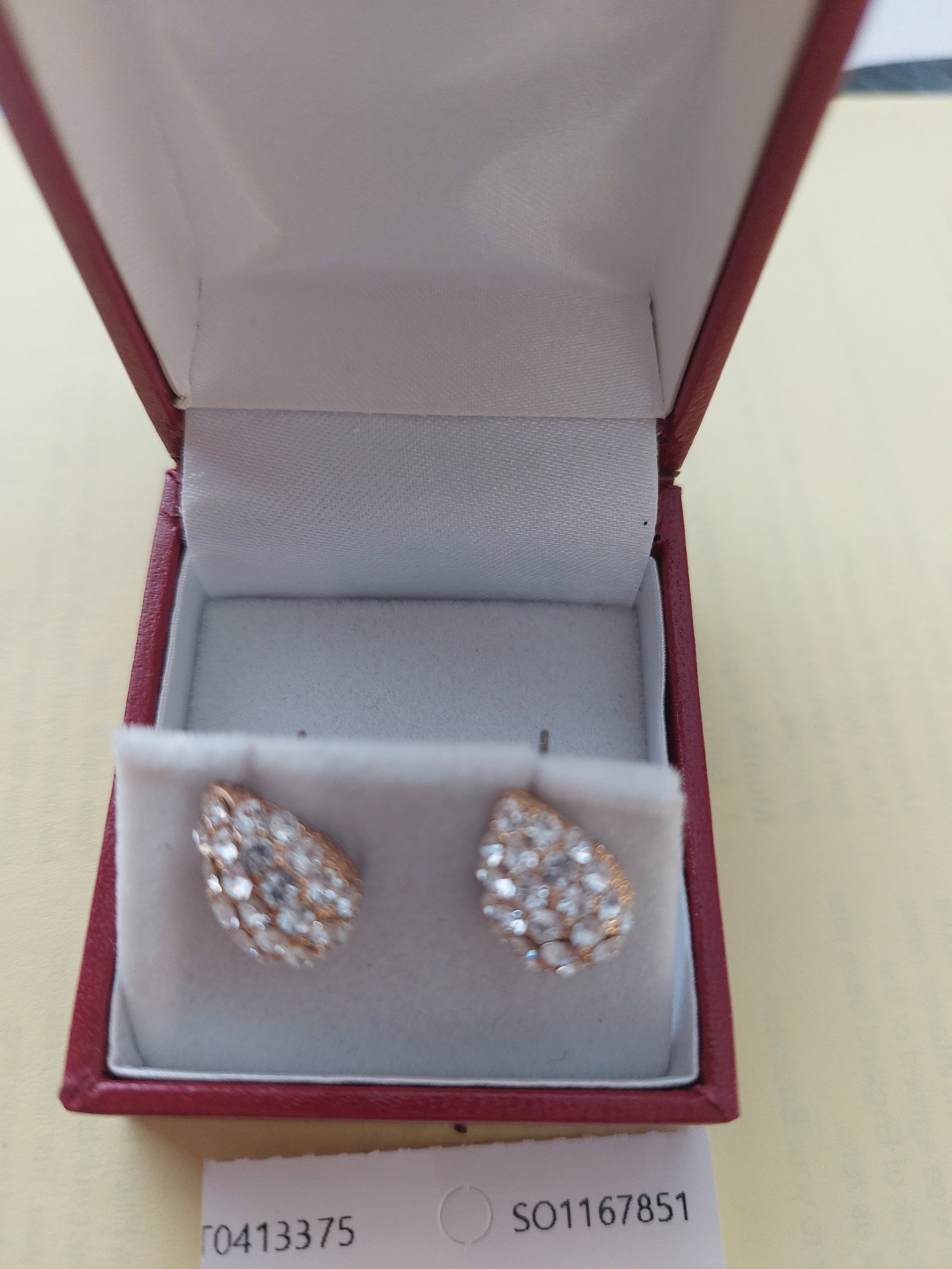 Beautiful Tear Drop Crystal Earrings: Title: Beautiful Tear Drop Crystal Earrings Description: Stunning earrings. Gold tone base with sparkly crystals. Richard Designs style number E105 Complete with box Condition: New Delivery option: