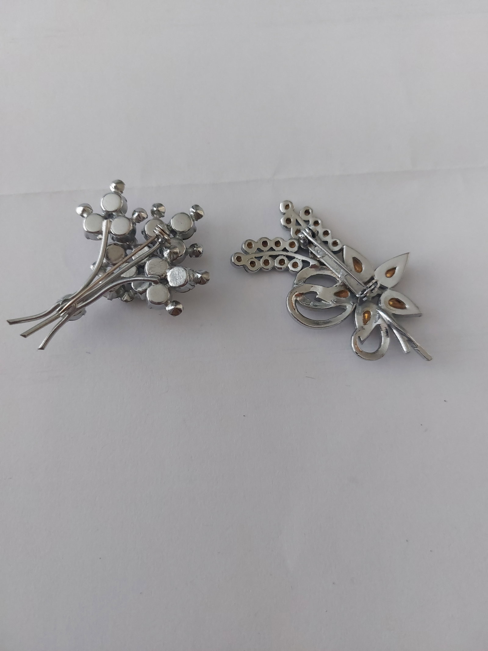Two Vintage Brooches: Title: Two Vintage Brooches Description: Two vintage brooches Condition: Used Delivery option: Collection & Delivery Location: ME13 Category: Collectables