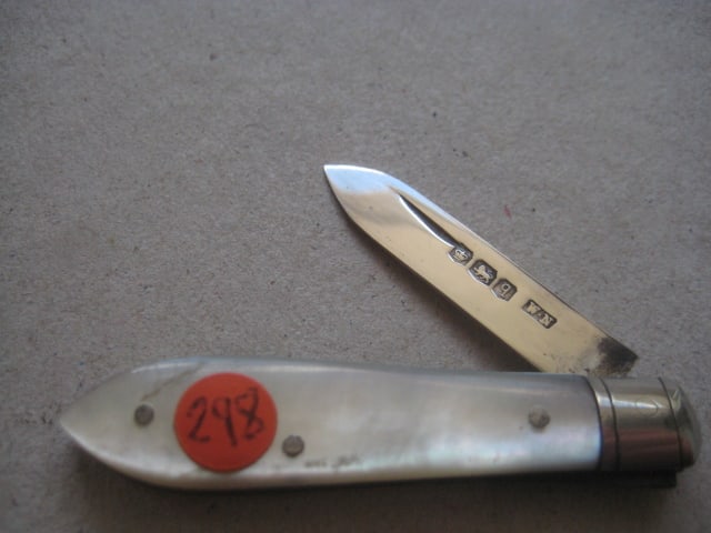 George V Mother of Pearl Hafted Silver Bladed Folding Fruit Knife, Sheffield 1933: Title: George V Mother of Pearl Hafted Silver Bladed Folding Fruit Knife, Sheffield 1933 Description: George V Mother of Pearl Hafted Silver Bladed Folding Fruit Knife. Hallmarked for
