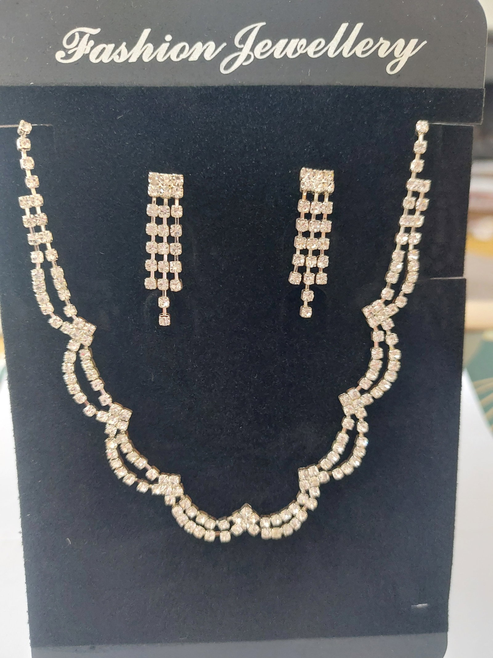 Necklace and Earrings Set: Title: Necklace and Earrings Set Description: Necklace and earrings set. Costume jewellery Unworn Condition: New Delivery option: Collection & Delivery Location: ME13 Category: Collectables