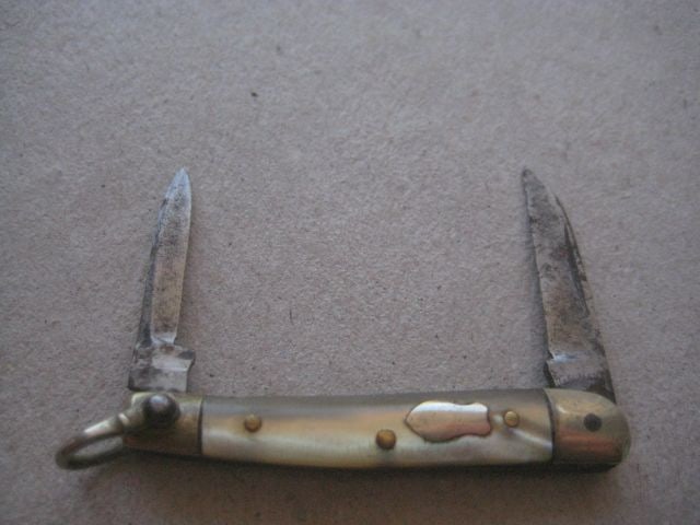 Mother of Pearl Hafted Twin Steel Bladed Folding Fruit Knife: Title: Mother of Pearl Hafted Twin Steel Bladed Folding Fruit Knife Description: Mother of Pearl Hafted Twin Steel Bladed Folding Fruit Knife. Dates to around 1940. Length