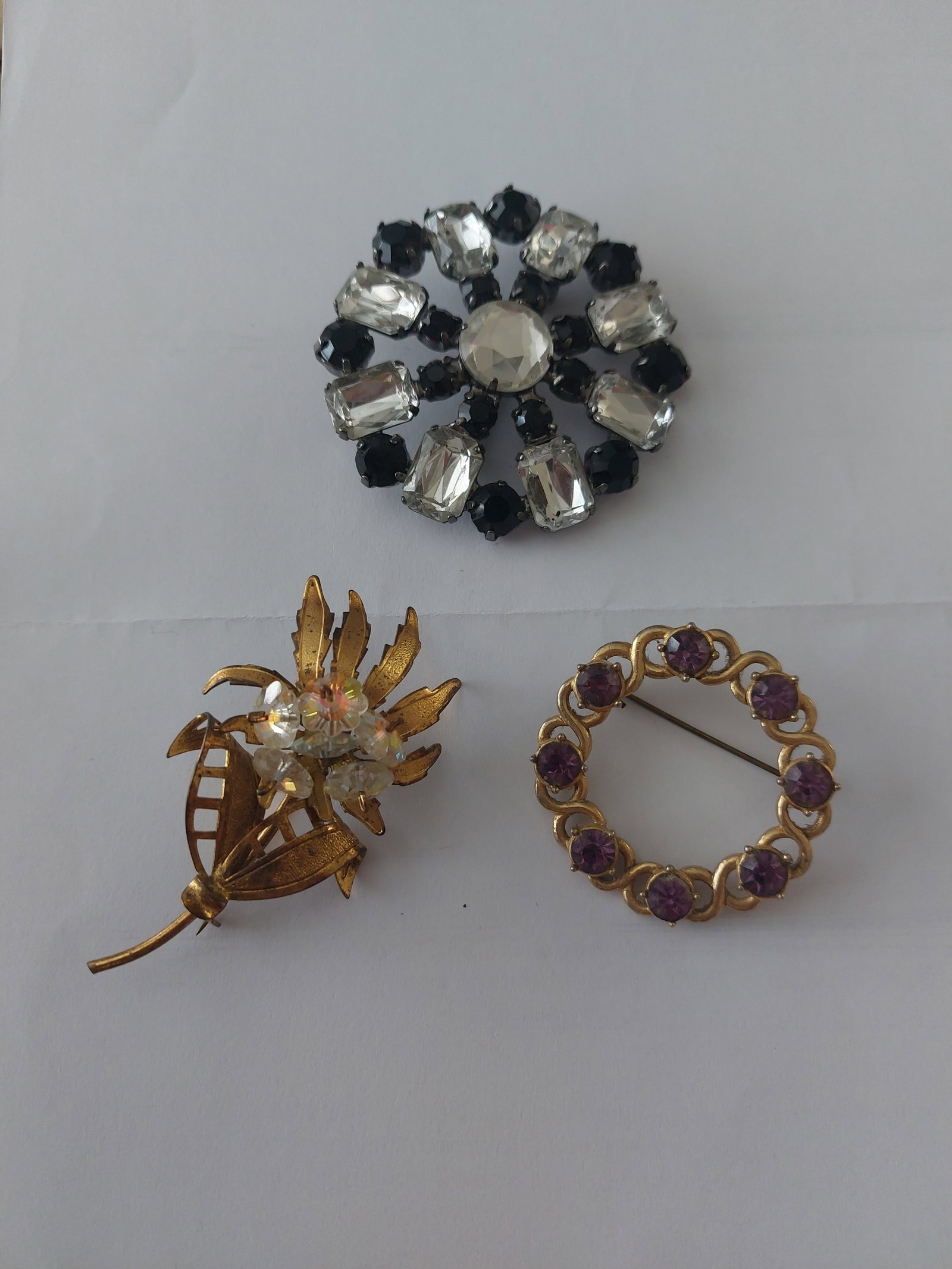Three Vintage Brooches: Title: Three Vintage Brooches Description: 3 vintage brooches Condition: Used Delivery option: Collection & Delivery Location: ME13 Category: Collectables