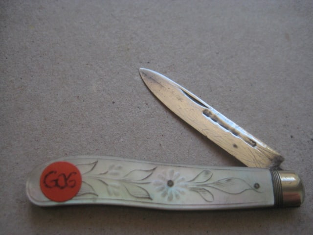 Victorian Mother of Pearl Hafted Silver Bladed Folding Fruit Knife: Title: Victorian Mother of Pearl Hafted Silver Bladed Folding Fruit Knife Description: Victorian Mother of Pearl Hafted Silver Bladed Folding Fruit Knife. The handle is engr