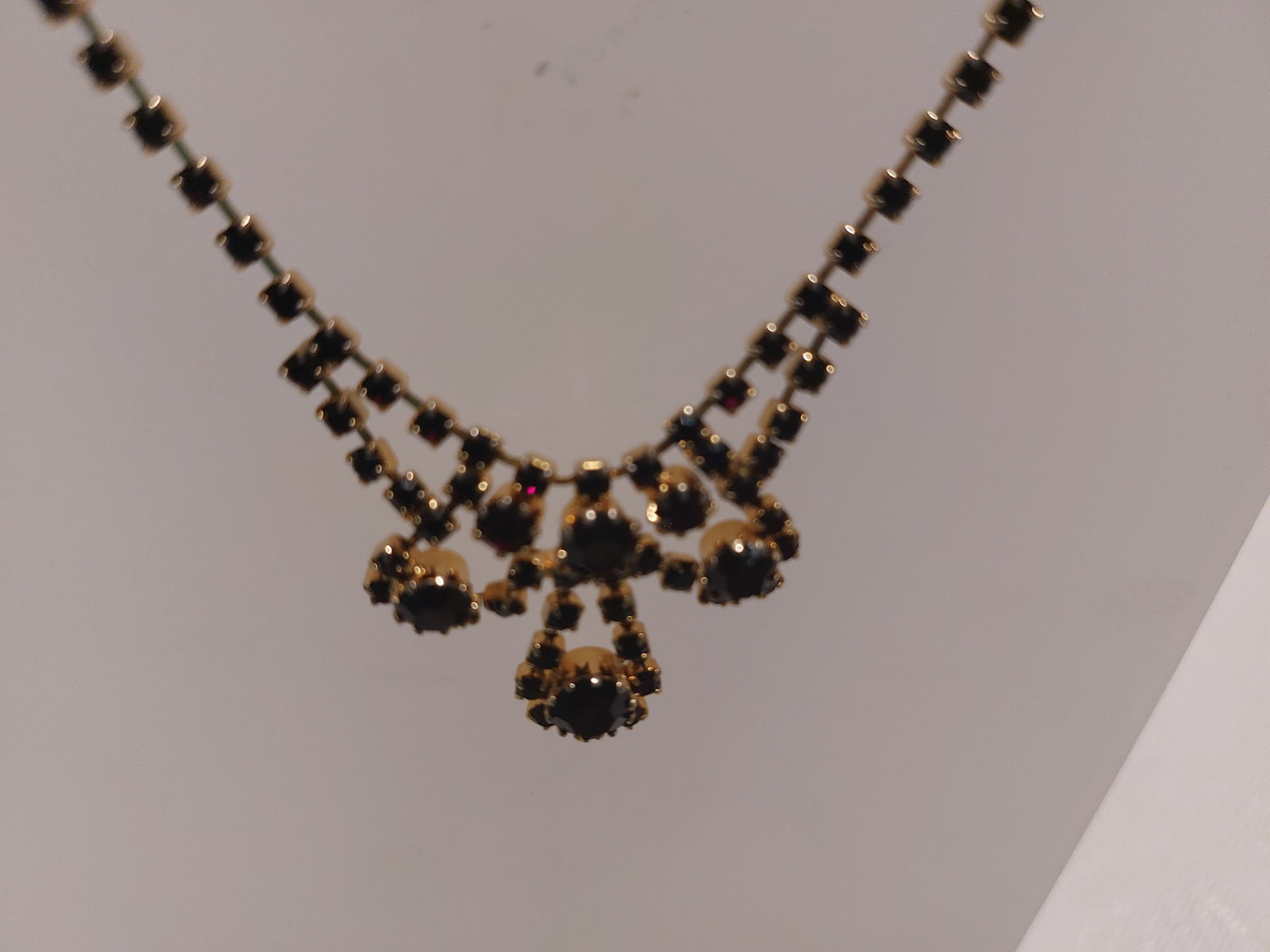 Pretty Red Stone Vintage Style Necklace: Title: Pretty Red Stone Vintage Style Necklace Description: Pretty red crystal necklace Vintage style Condition: Used Delivery option: Collection & Delivery Location: ME13 Category: Collectables