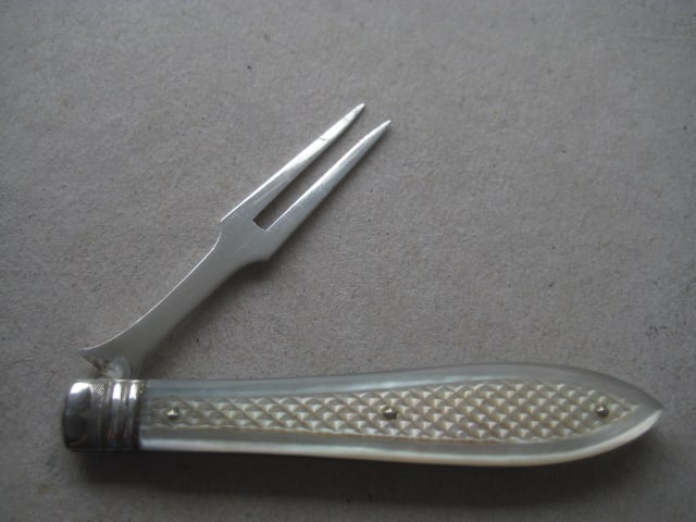 Victorian Mother of Pearl Hafted Cased Silver Bladed Folding Fruit Knife and Fork - 13
