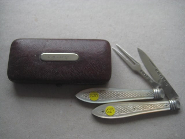 Victorian Mother of Pearl Hafted Cased Silver Bladed Folding Fruit Knife and Fork: Title: Victorian Mother of Pearl Hafted Cased Silver Bladed Folding Fruit Knife and Fork Description: Victorian Mother of Pearl Hafted Matching Silver Bladed Folding Fruit Knife and Folding F