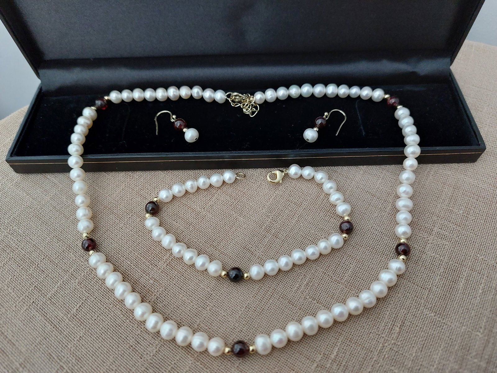 Pearl Necklace, Bracelet and Earrings Set. RRP £55.99. With Box: Title: Pearl Necklace, Bracelet and Earrings Set. RRP £55.99. With Box Description: 3 piece necklace, earrings and bracelet set. Faux pearls and beads. Very pretty and eleg