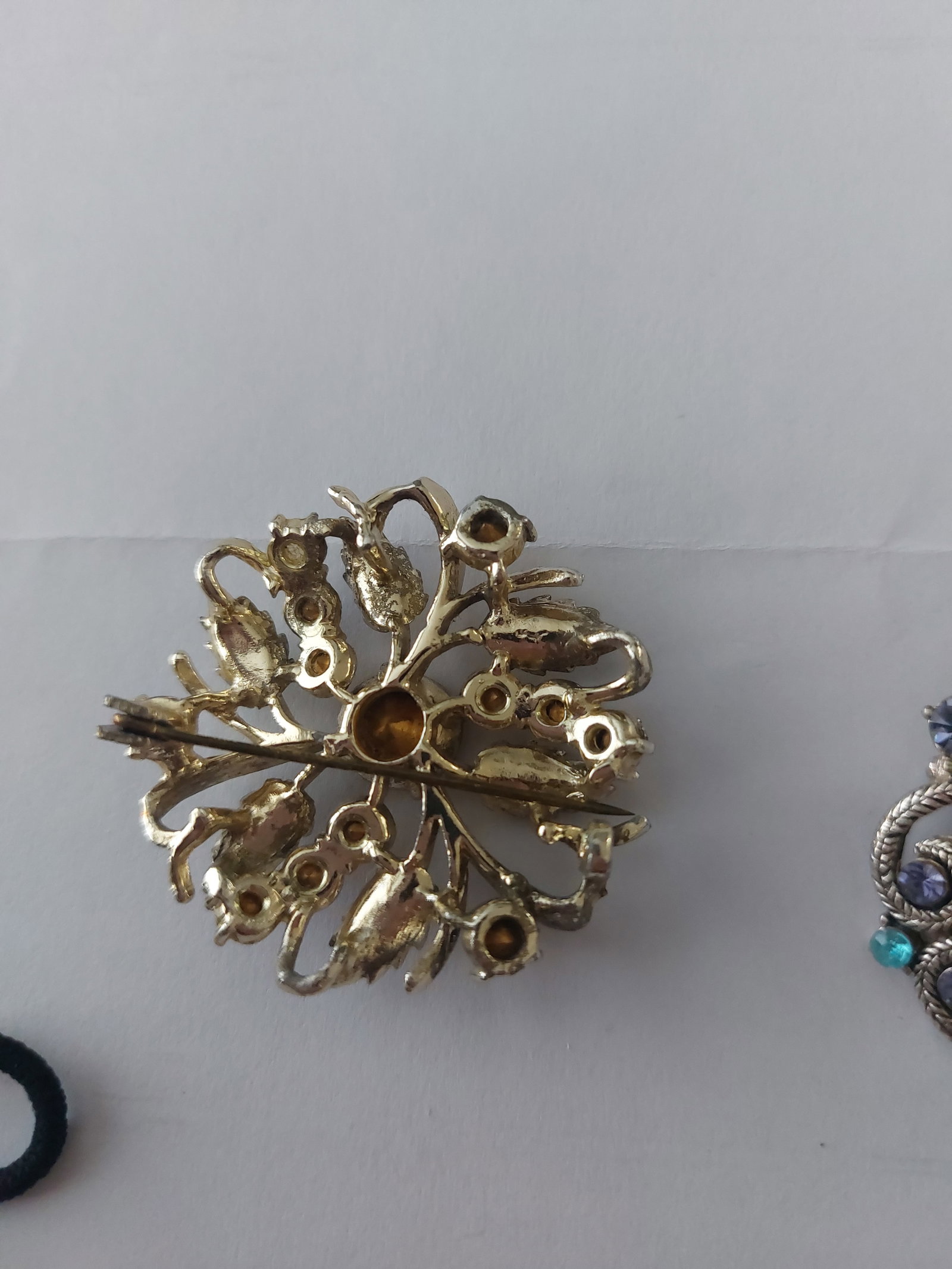 Vintage Brooches and Necklet - 7