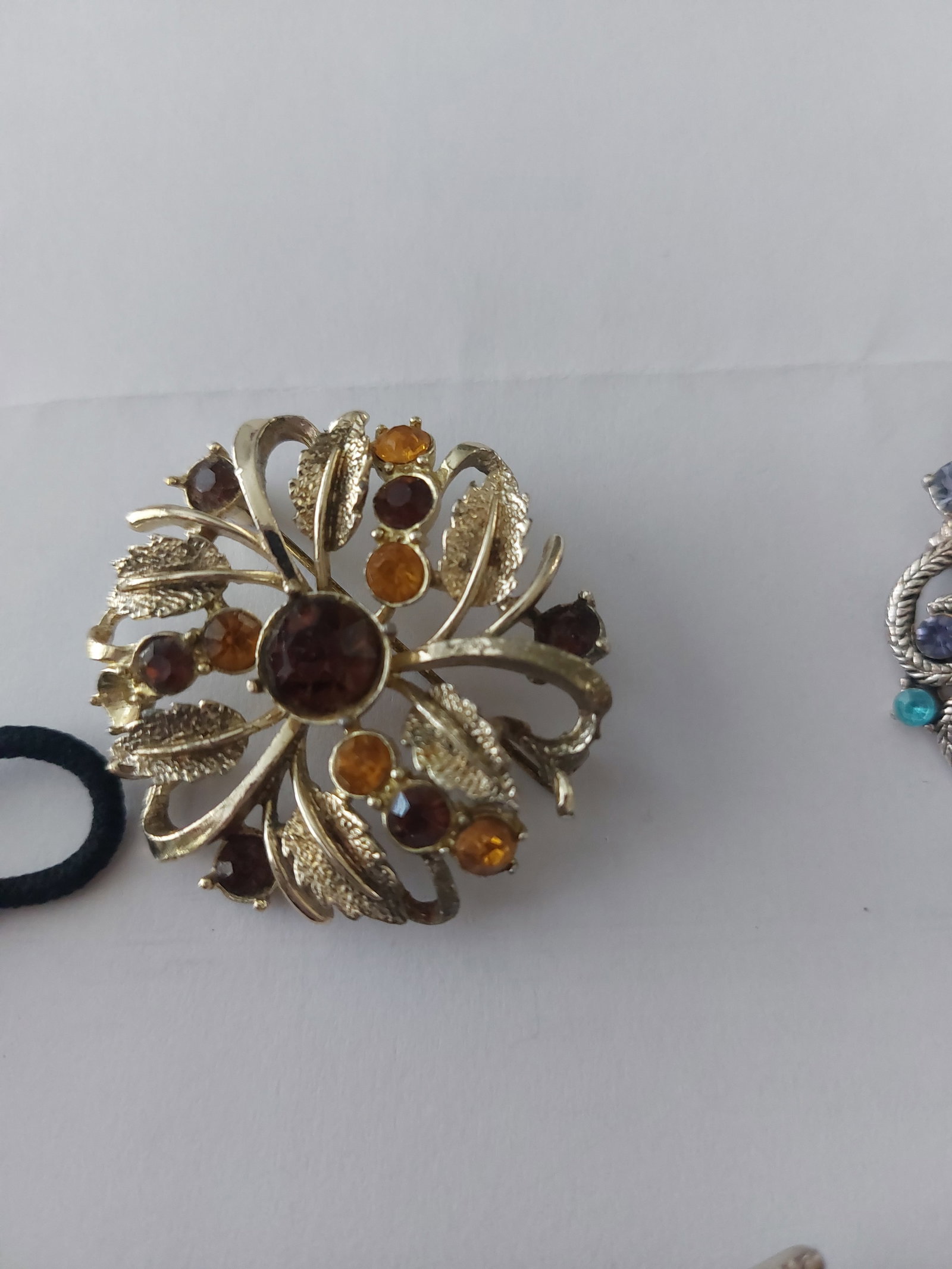 Vintage Brooches and Necklet - 8