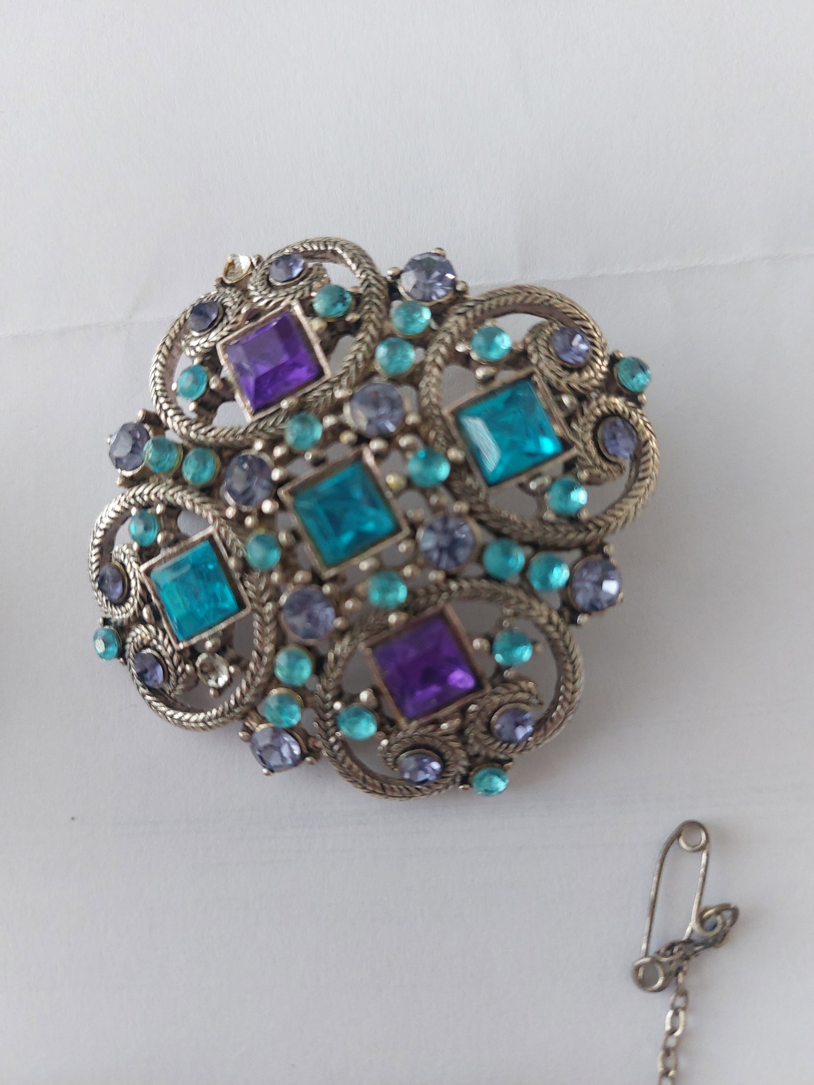 Vintage Brooches and Necklet - 9