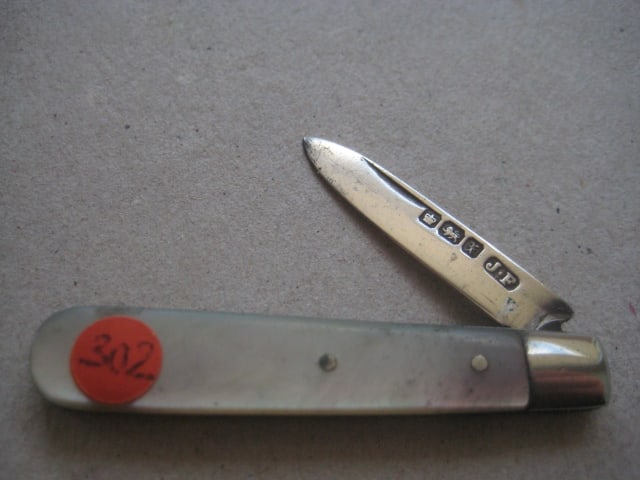 George V Mother of Pearl Hafted Silver Bladed Folding Fruit Knife, Sheffield 1917: Title: George V Mother of Pearl Hafted Silver Bladed Folding Fruit Knife, Sheffield 1917 Description: George V Mother of Pearl Hafted Silver Bladed Folding Fruit Knife. Hallmarked