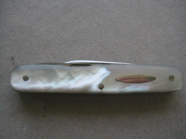 Antique Mother of Pearl Hafted Multi-Bladed Penknife, c1900: Title: Antique Mother of Pearl Hafted Multi-Bladed Penknife, c1900 Description: Antique Mother of Pearl Hafted Multi-Bladed Penknife. Blades Stamped Wade, Wingfield and Rowbotham of&
