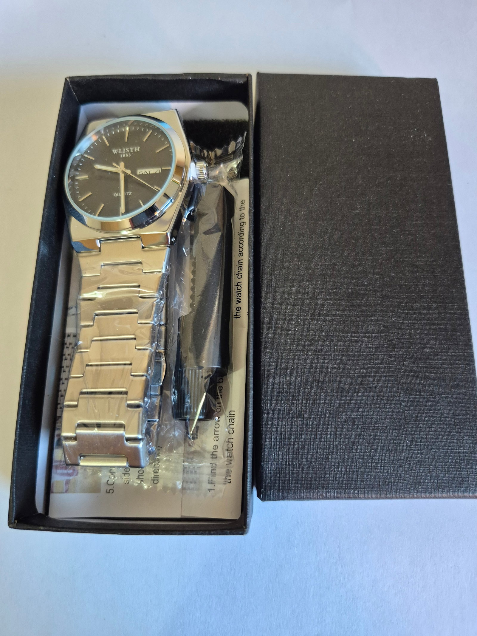 WLISTH 1853 Quartz Men's Wristwatch – Black Dial, Day & Date Display, Stainless Steel Bracelet: Title: WLISTH 1853 Quartz Men's Wristwatch – Black Dial, Day & Date Display, Stainless Steel Bracelet Description: Elegant WLISTH 1853 quartz wristwatch featuring a black dial with