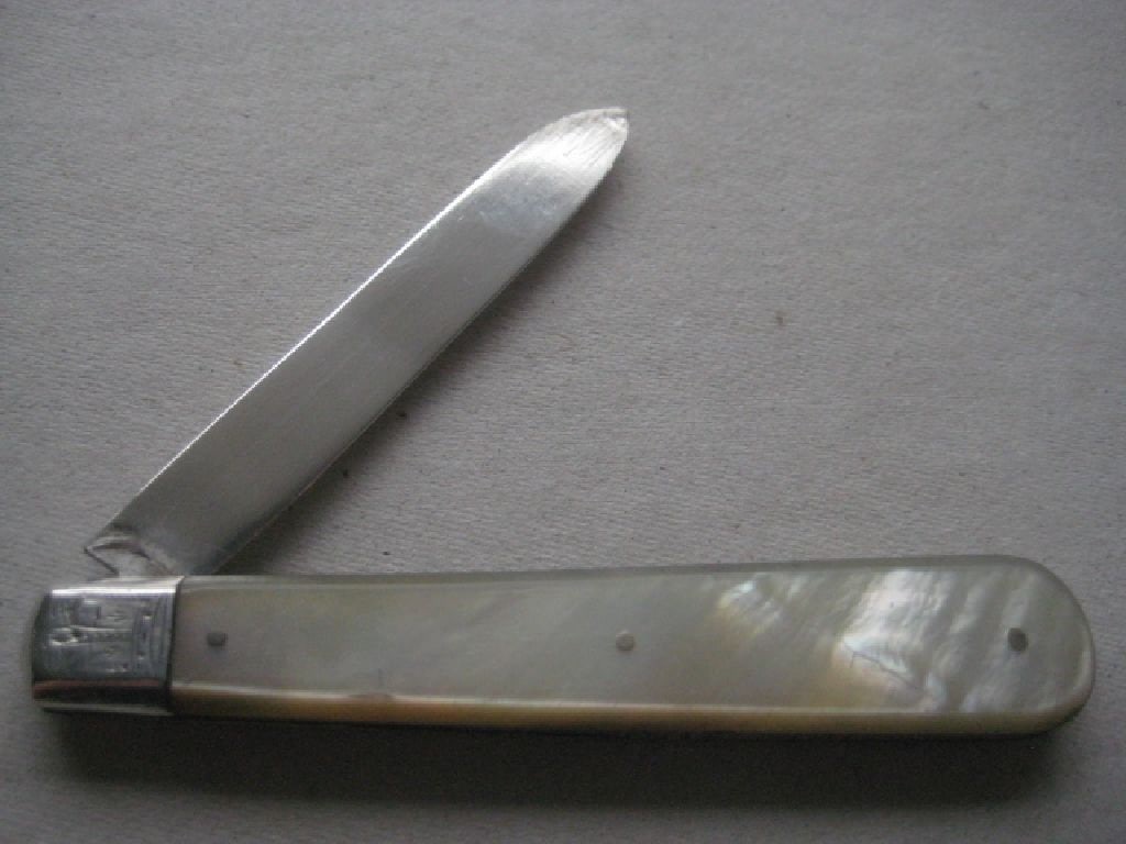 Rare Edwardian Mother of Pearl Hafted Silver Bladed Folding Fruit Knife, London 1903: Title: Rare Edwardian Mother of Pearl Hafted Silver Bladed Folding Fruit Knife, London 1903 Description: Rare Edwardian London Hallmarked Crown Decorated Mother of Pearl Hafted Silver Bladed