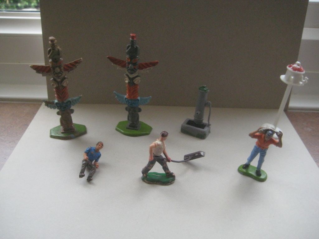 A Group of 7 Vintage Plastic Figures (1 of 5)