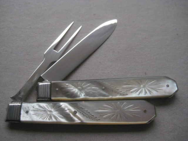 Victorian Matching Mother of Pearl Hafted Silver Bladed Folding Fruit Knife and Folding Fork - 2