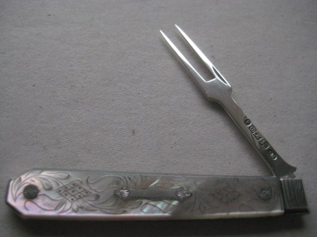 Victorian Matching Mother of Pearl Hafted Silver Bladed Folding Fruit Knife and Folding Fork - 3