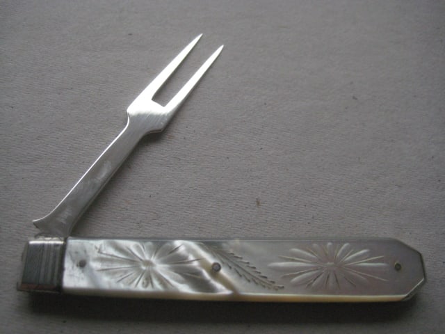 Victorian Matching Mother of Pearl Hafted Silver Bladed Folding Fruit Knife and Folding Fork - 4