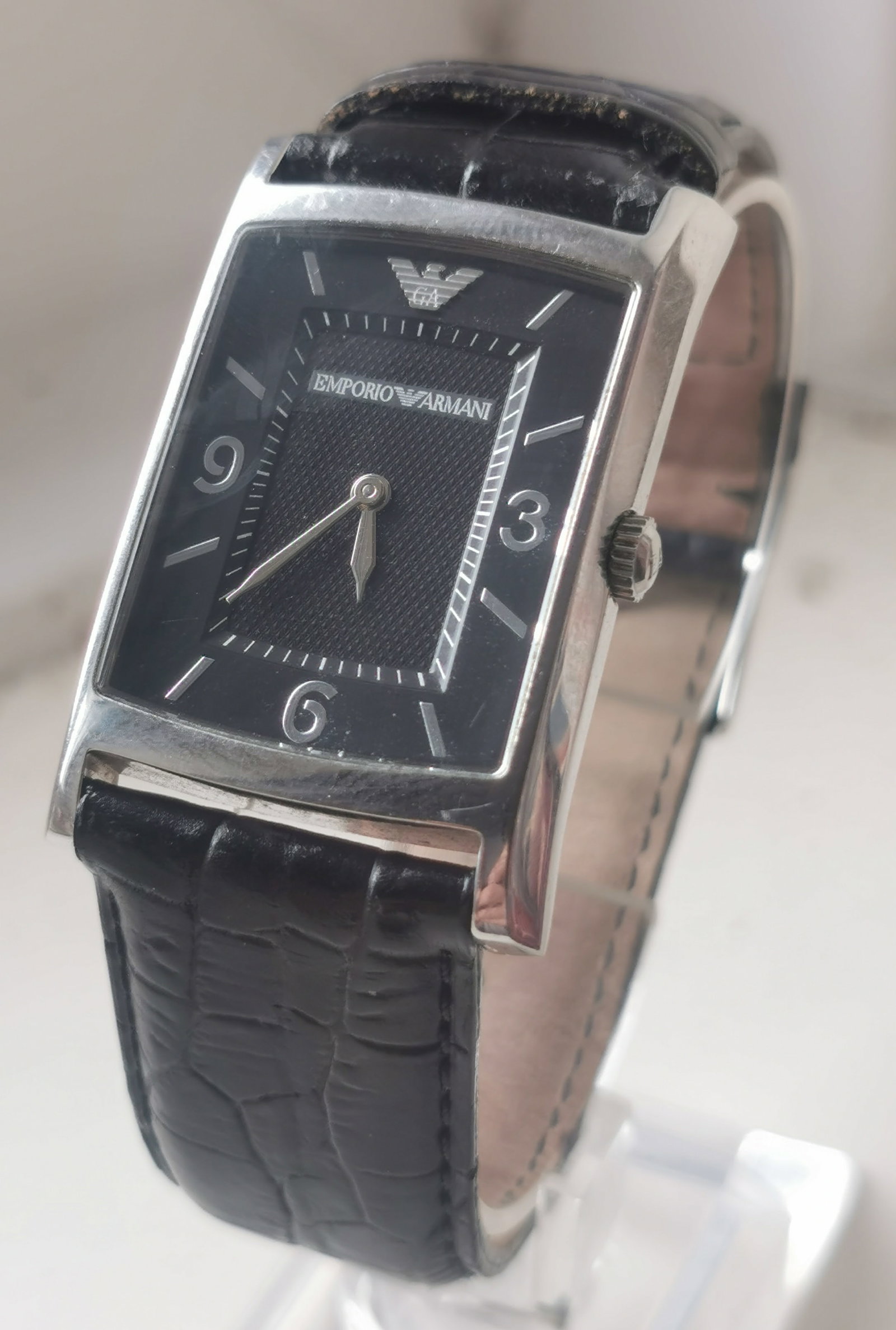 Emporio Armani AR-0147 Vintage Watch – Black Dial, Rectangular Case: Title: Emporio Armani AR-0147 Vintage Watch – Black Dial, Rectangular Case Description: A Classic vintage Emporio Armani men’s rectangular wristwatch with a sleek stainless steel case.