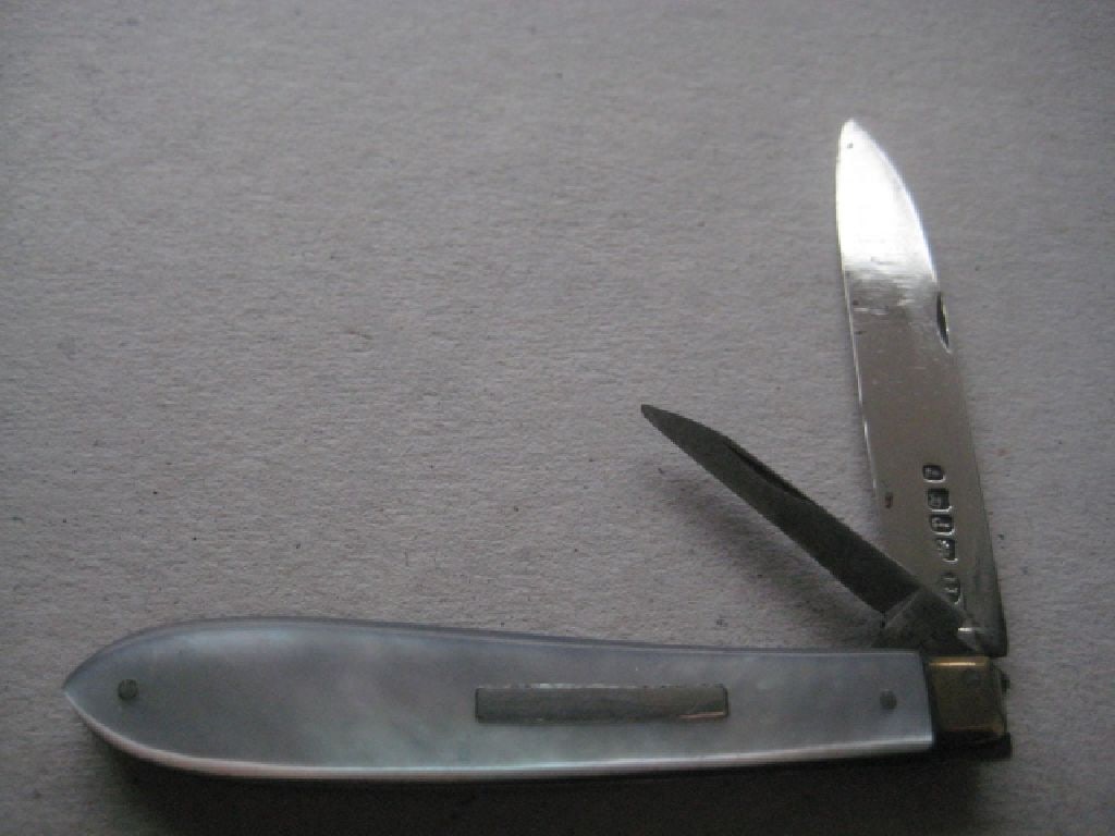Rare George IV Mother of Pearl Hafted Twin Bladed Silver Folding Fruit Knife, Sheffield 1827: Title: Rare George IV Mother of Pearl Hafted Twin Bladed Silver Folding Fruit Knife, Sheffield 1827 Description: Rare George IV Mother of Pearl Hafted Twin Silver Bladed Folding Fruit Knife.