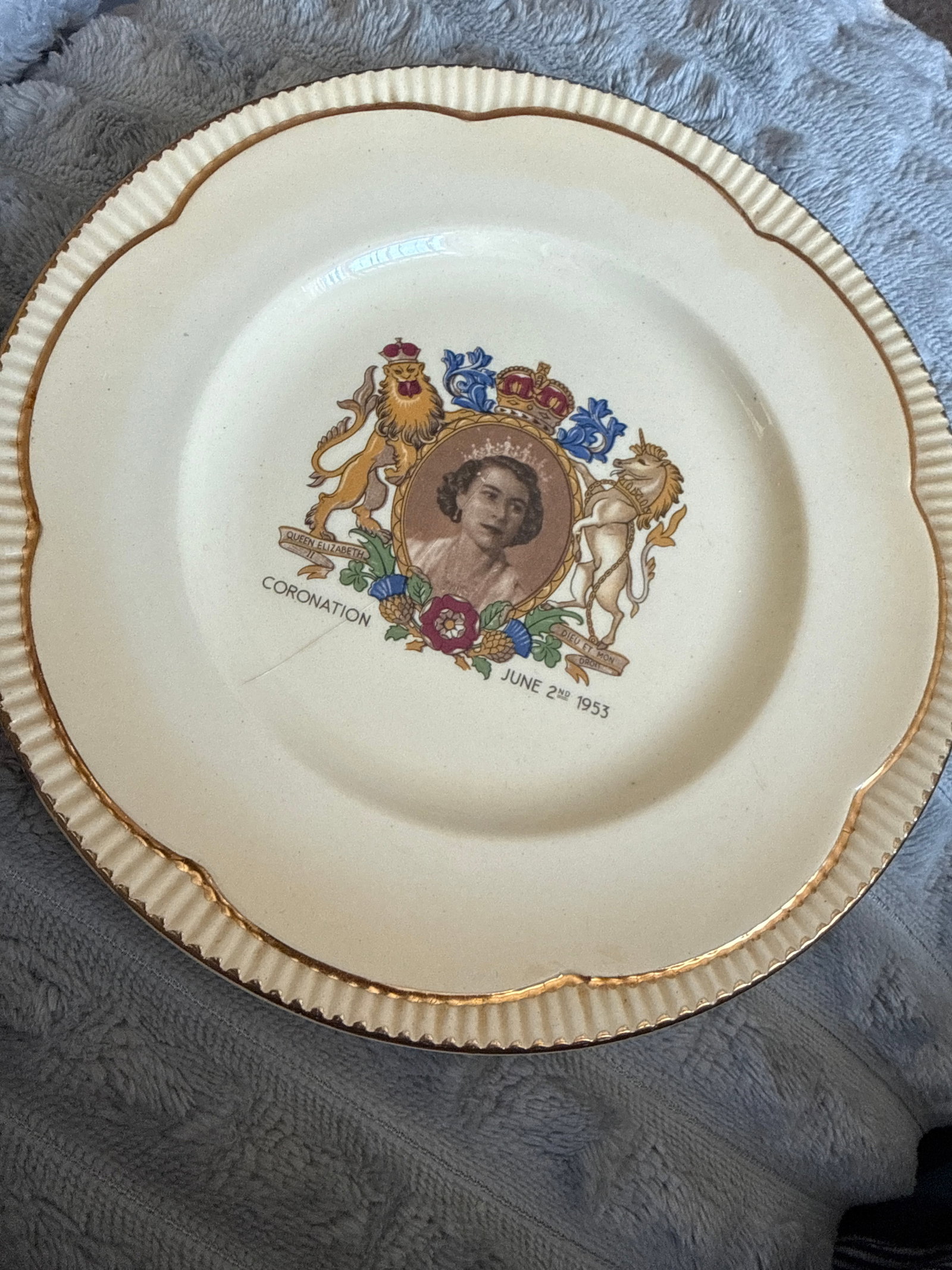 Coronation June 2nd 1953 Plate: Title: Coronation June 2nd 1953 Plate Description: Fair condition hair line crack on back hardly noticeable, nice comparative plate Condition: Used Delivery option: Collection & Delivery