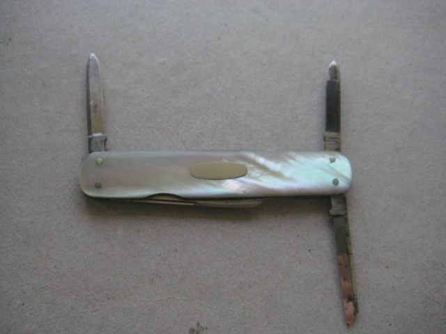 Antique Mother of Pearl Hafted Multi-Bladed Penknife, c1900: Title: Antique Mother of Pearl Hafted Multi-Bladed Penknife, c1900 Description: Antique Mother of Pearl Hafted Multi-Bladed Penknife. The knife has four steel blades. Blades St