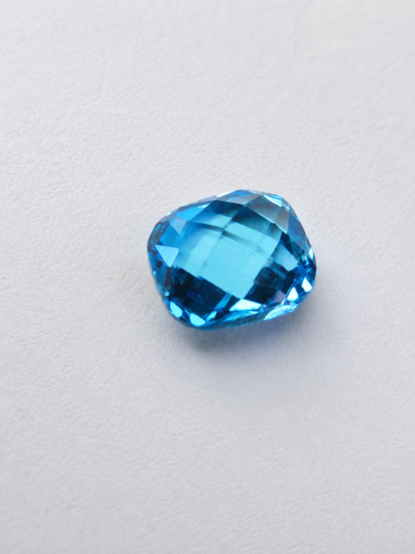 Natural Blue Topaz 10x10mm Cushion Cut Gemstone: Title: Natural Blue Topaz 10x10mm Cushion Cut Gemstone Description: Elegant natural Blue Topaz gemstone in a classic cushion cut measuring 10x10mm. Featuring a vibrant sky-blue colour and