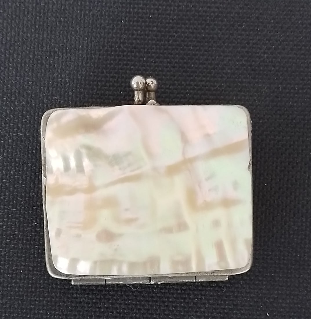 Mother of Pearl Antique Small Purse: Title: Mother of Pearl Antique Small Purse Description: Antique Mother of Pearl small purse. 4.5cm wide, 4cm deep. The M of P has creased a little on the sides with age but does not