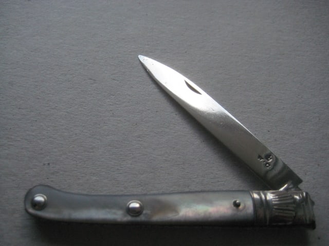 George III Mother of Pearl Hafted Silver Bladed Folding Fruit Knife, c1780: Title: George III Mother of Pearl Hafted Silver Bladed Folding Fruit Knife, c1780 Description: George III Mother of Pearl Hafted Silver Bladed Folding Fruit Knife. The mother o